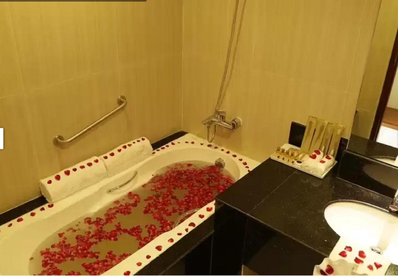 Pacific Hotel Янгон Екстериор снимка